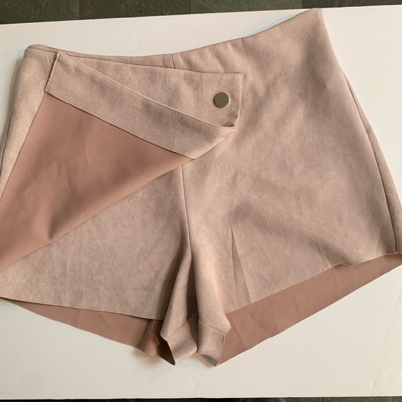 Charlotte Russe stretchy faux suede beige blush skort Size Large - Picture 2 of 11